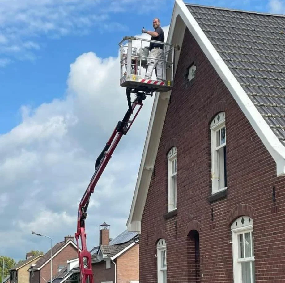 Windveer met hoogwerker