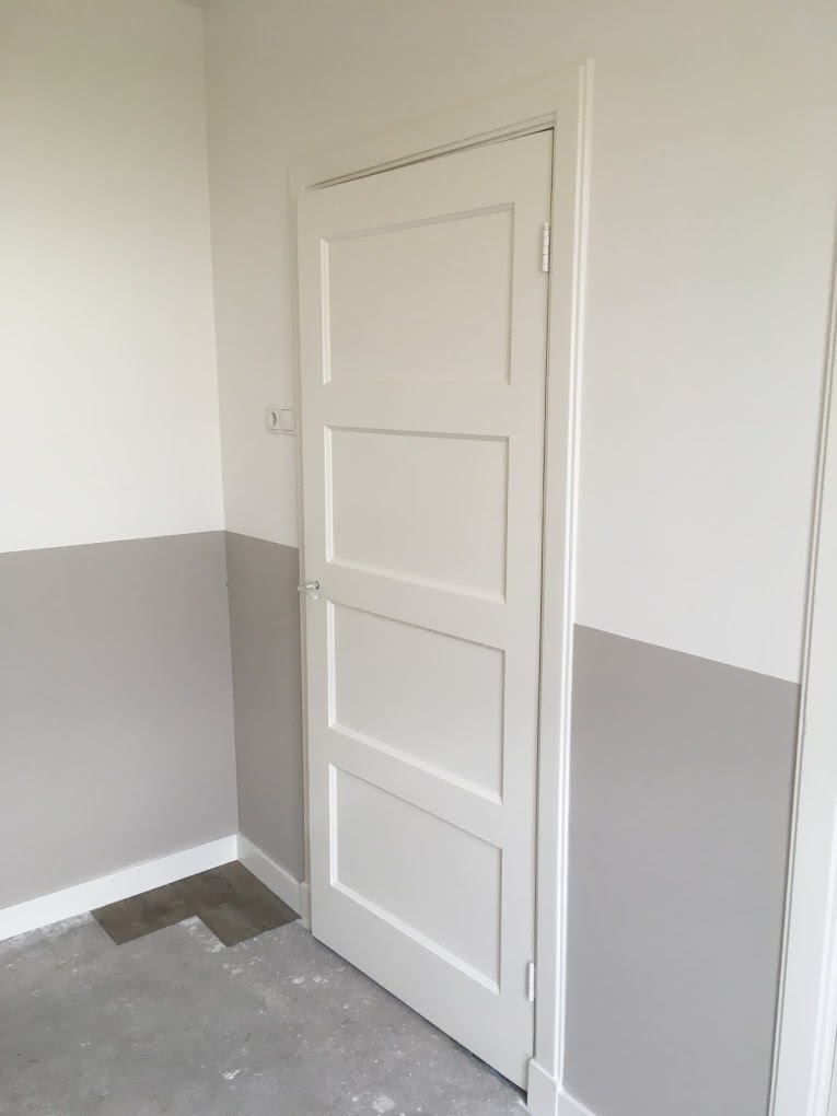 Gespoten deur met lambrisering